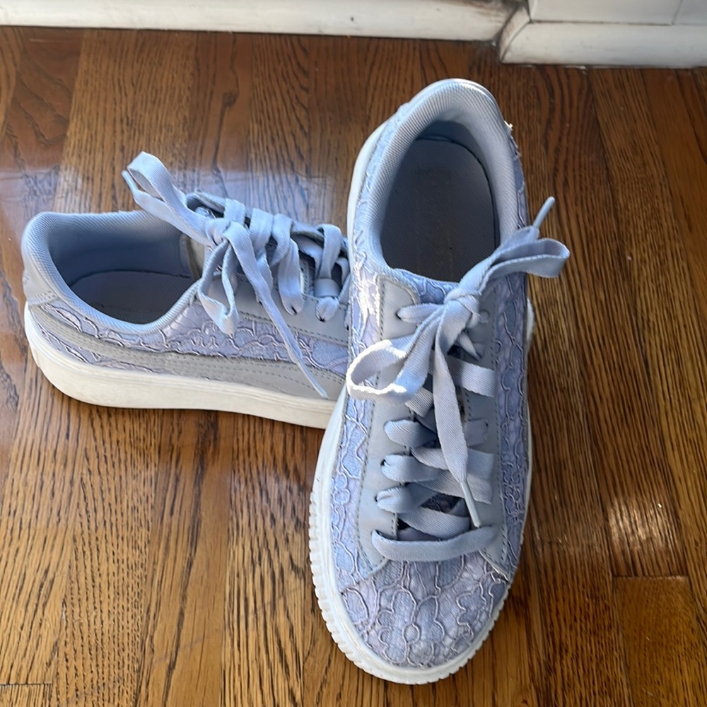 Lavender lace woman pumas in size 7.5💜